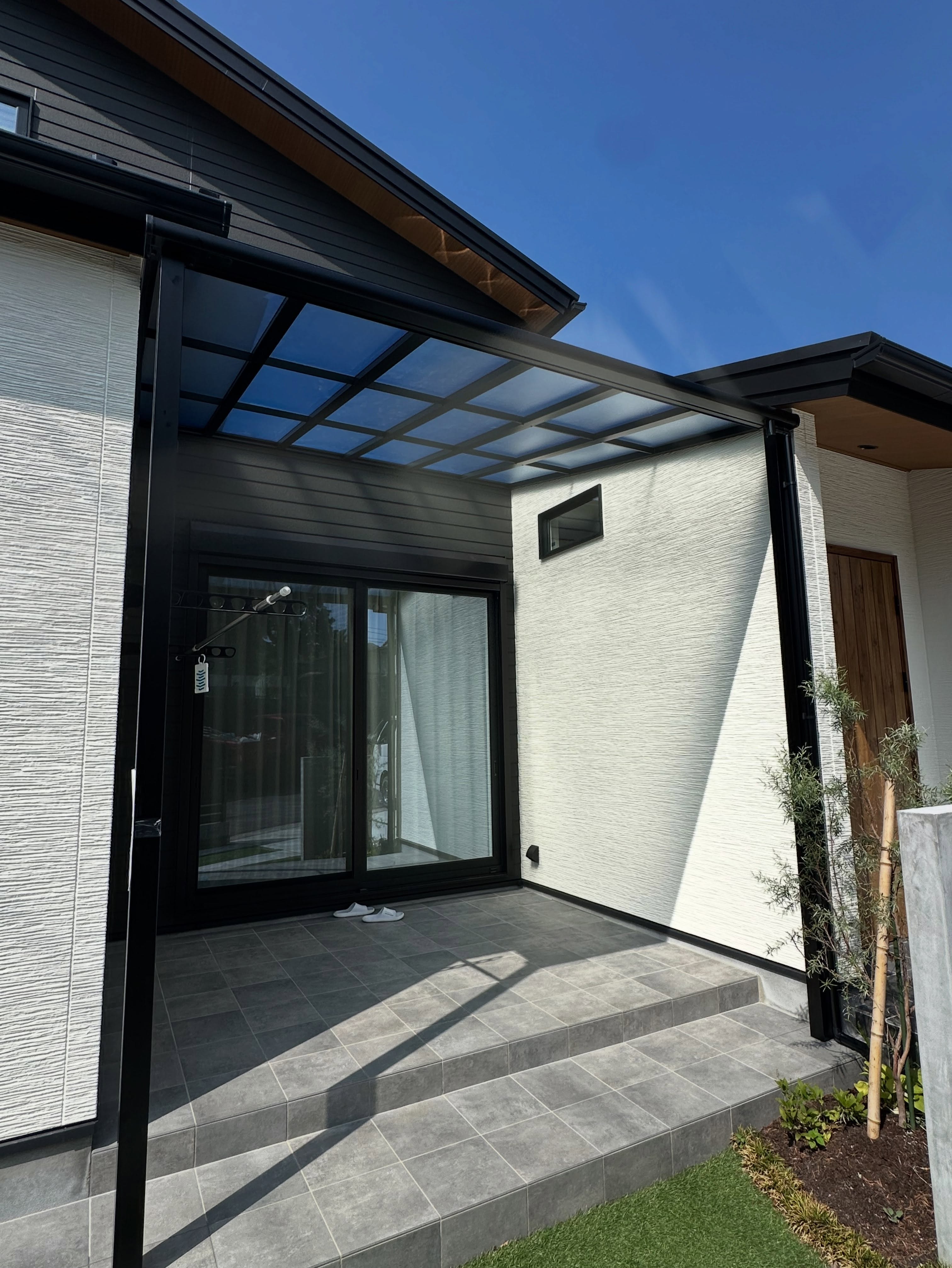 RIS-GARDENが施工した黒いフレームのテラス屋根